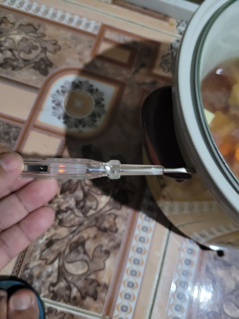 nồi nhìn đẹp, vỏ nồi sờ vào thấy rân rân nhẹ, tăng tăng nhẹ tay, lấy bút thử điện thấy có điện sáng ở bút thử. hỏi shop shop kêu bình thường? tiki làm trọng tài xem sao? nên xử lý thế nào tiki? vậy là bình thường hay bất thường, khách hàng hơi sợ điện giật quá? tiki hay hãng sản xuất giải thích nhé?