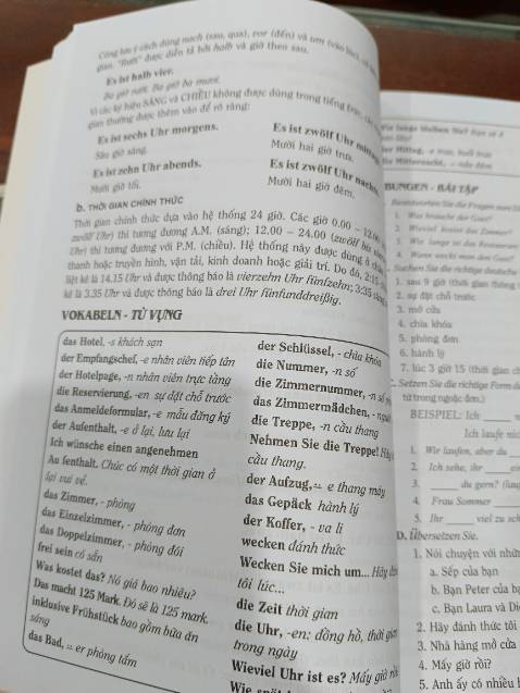 Sách được biên soạn gồm hội thoại, cách đọc từ, ngữ pháp, từ vững và bài tập có đáp án; Bên cạnh đó sách còn kèm theo file nghe. Thích hợp cho việc tự học. Nhưng sách cũng có một số lỗi nhỏ như dịch thiếu, dịch nhầm từ dưới thành từ trên do sự bất cẩn của tác giả. Nếu không quá khắt khe với những lỗi trên, cuốn sách này vẫn là sự lựa chọn tốt cho những ai muốn tự học tiếng Đức. Chủ shop phục vụ nhiệt tình, giao hàng nhanh hơn dự tính.