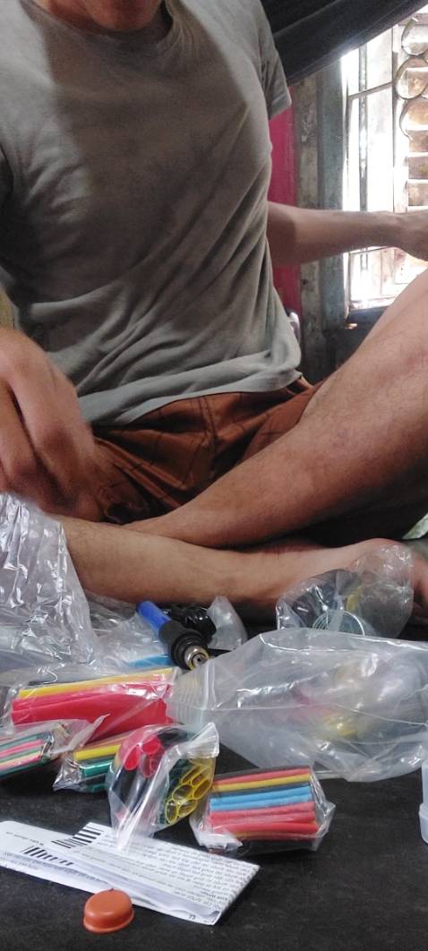 Không có hộp đựng như trong hình. Mất 1 sao nhé.