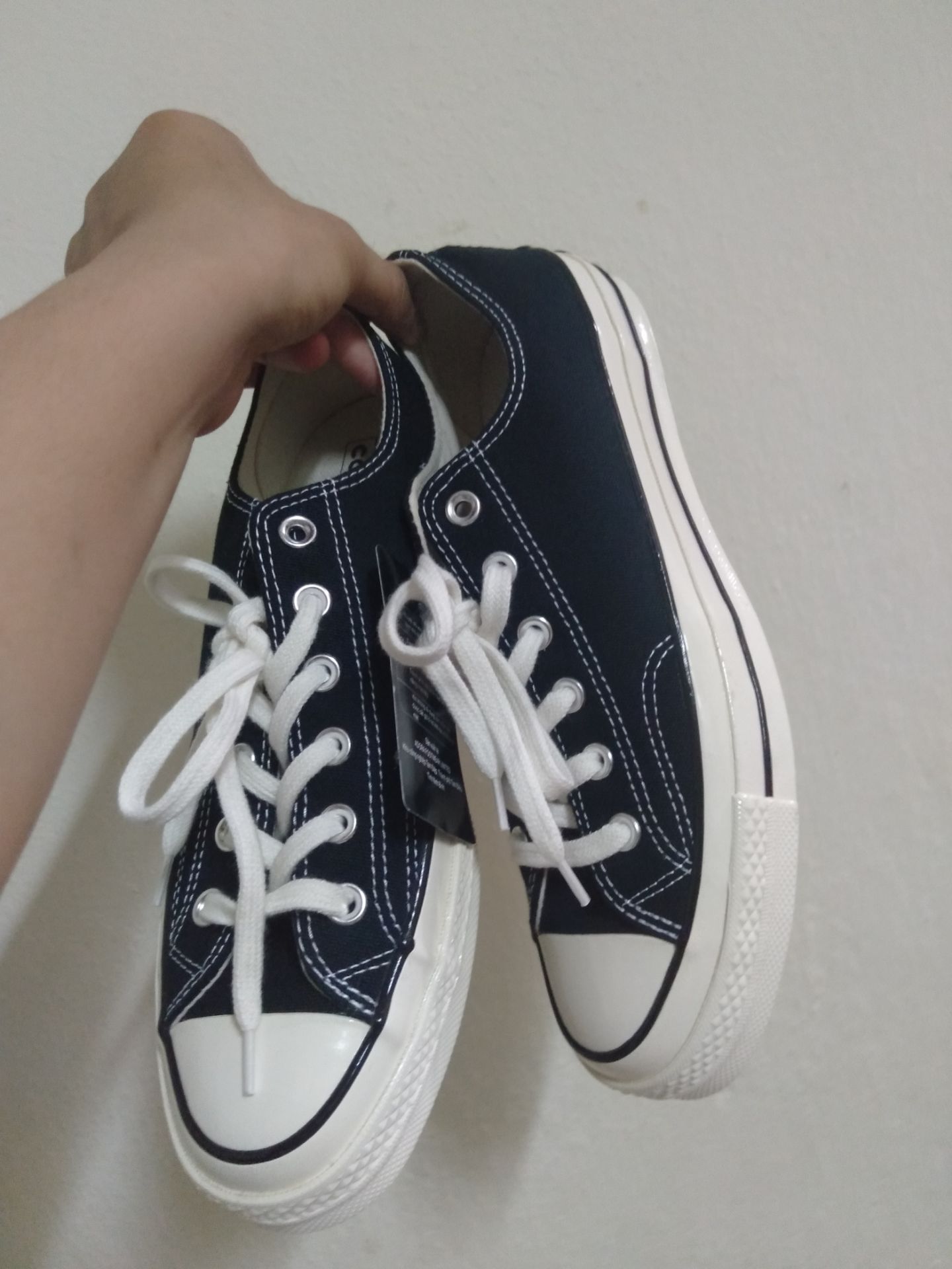 giày đẹp, nhân viên shop wear vn tư vấn mình nhiệt tình, vì là hàng kí gửi nên khi mình yêu cầu pbh thì shop phải gửi qua bưu điện cho mình. anyway cách làm việc của shop khá tốt, mình rất thích.. bạn nào chưa có pbh thì cứ nhắn tin nhờ shop chuyển cho nhé.