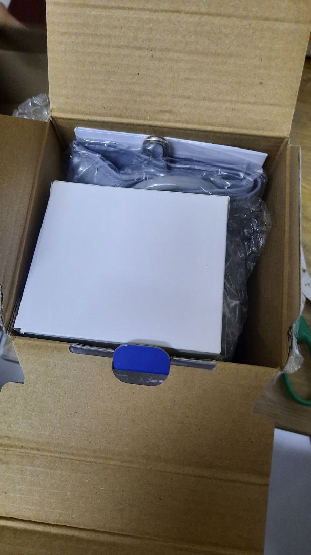 Giao hàng nhanh đầy đủ pin, dây sạc. Sử dụng tiện lợi