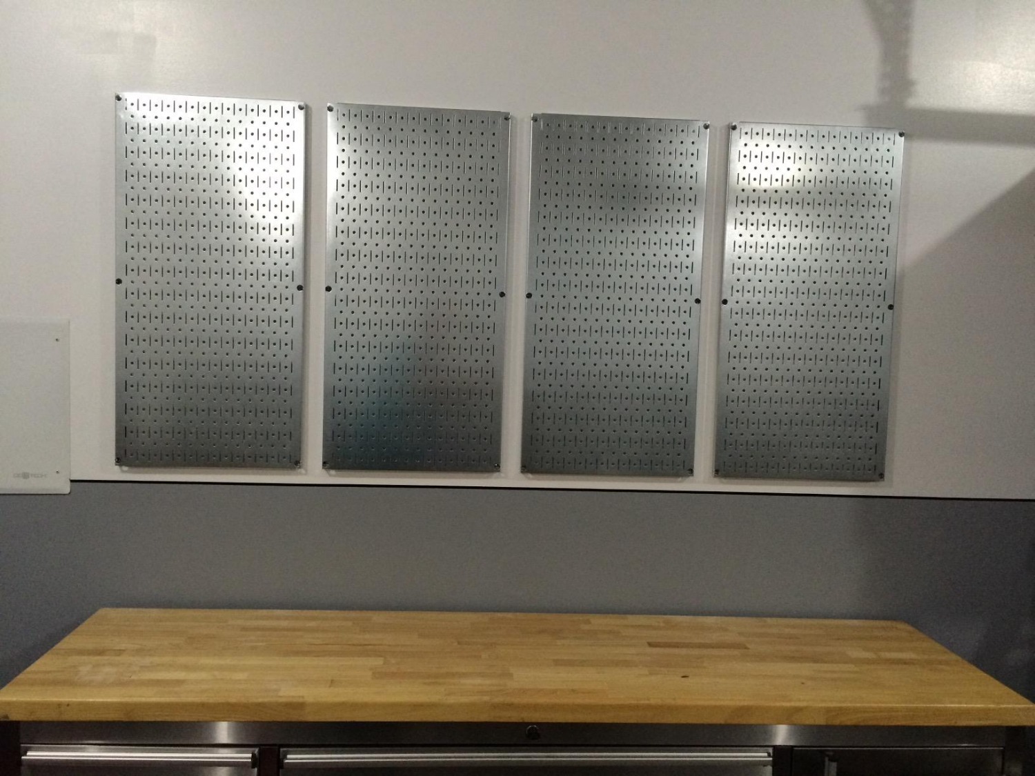 Bảng làm từ thép dày 1.2ly rất cứng cáp, trưng bày được nhiều đồ dùng trong gara của tôi. 	Bảng làm từ thép dày 1.2ly rất cứng cáp, trưng bày được nhiều đồ dùng trong gara của tôi.