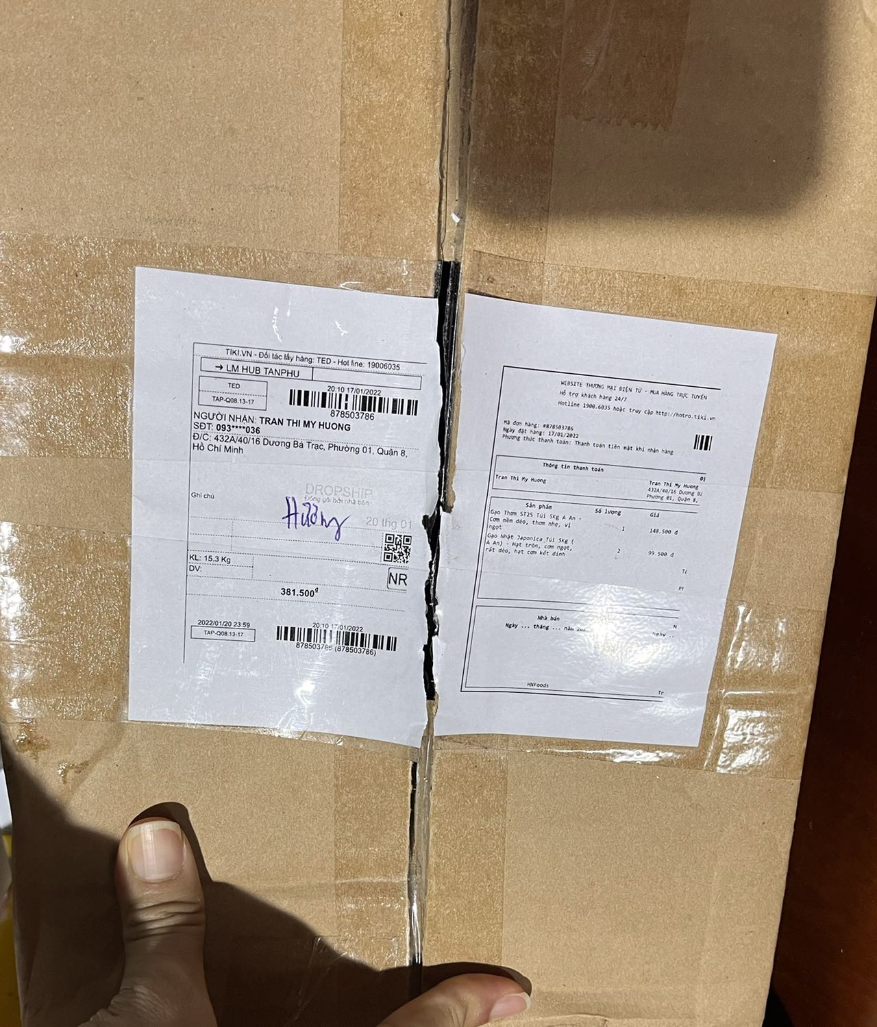 Mình đặt hàng 1 bịch gạo ST25 + 2 bịch gạo nhật mà khi giao hàng chỉ có 2 bịch. Mà trên tem vẫn ghi là 3 bịch. Mình đi đà lạt về mới khui hàng ra kiểm tra nhưng trễ 7 ngày đổi trả. Nhắn tin shop thì k liên hệ lại. Tiki thì báo lại là hết thời hạn 7 ngày để đổi hàng và yêu cầu mình cung cấp thêm thông tin các kiểu. Mình mua lần 2 ở đây nên k nghĩ cần quay lại clip để làm bằng chứng. Mình chỉ chụp lại 1 tấm sau khi đã khui hàng. Trong thùng thì chỉ đóng có 2 bịch mà ghi là 3 bịch. Thật sự rất thất vọng!