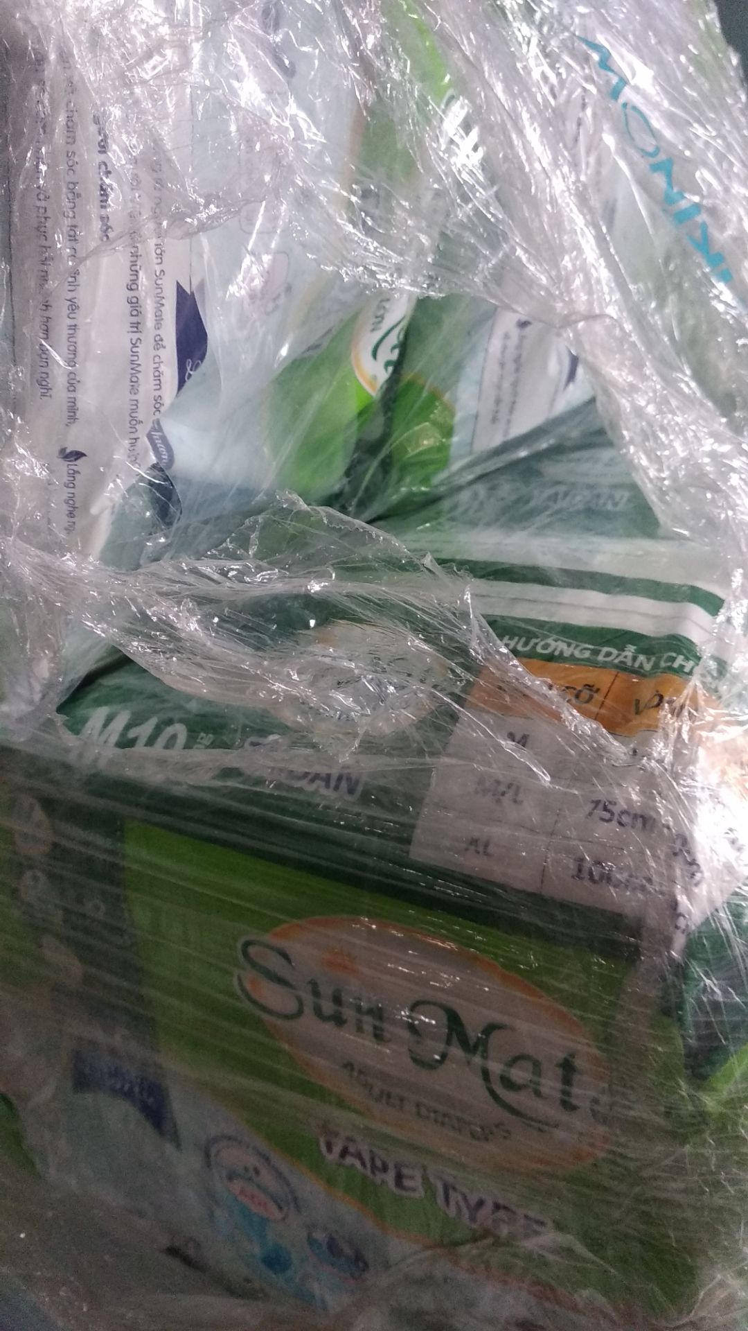 Đây là lần thứ 2 mình nhận hàng nhưng kiện hàng đã bị xé rách và lấy mất đi phần quà tặng. Mong tiki có thể đóng gói kĩ càng hơn và nhân viên giao hàng trung thực hơn