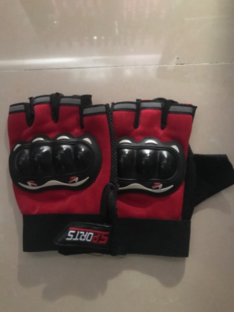 Ngoại hình áp thì khá ổn. Nhưng bao tay có mùi cực hôi, giặt cũng không hề giảm, hôi đến mức không thể dám dùng. Nói chung, không nên mua!