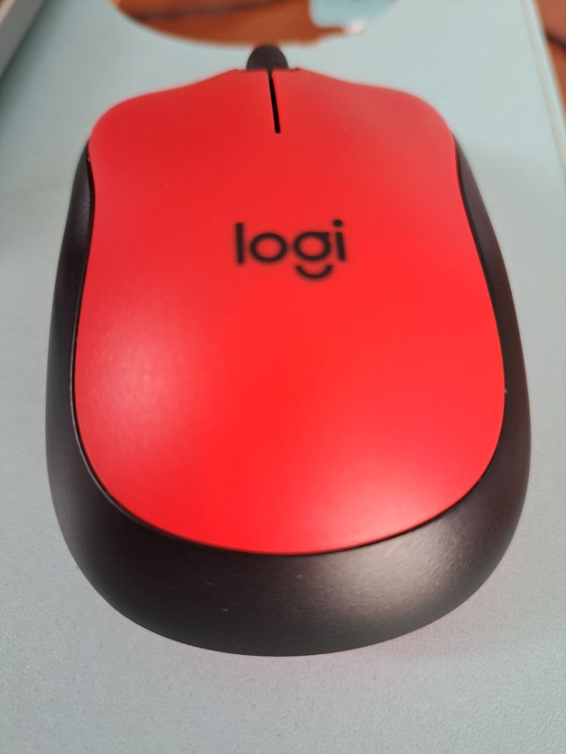 Mình đang dùng nó trong công việc, nhìn nhỏ gọn dễ thương lắm. Cơ mà ai tay hơi to thì hới khó cầm nắm vì dễ tuột tay. chuột bấm êm, mới đầu có hơi lạch cạch, giống như lỏng, nhưng dùng sau 1 tuần thì mình quen :) . Bạn nào làm trong môi trường yên tĩnh bấm con này đã lắm nha.