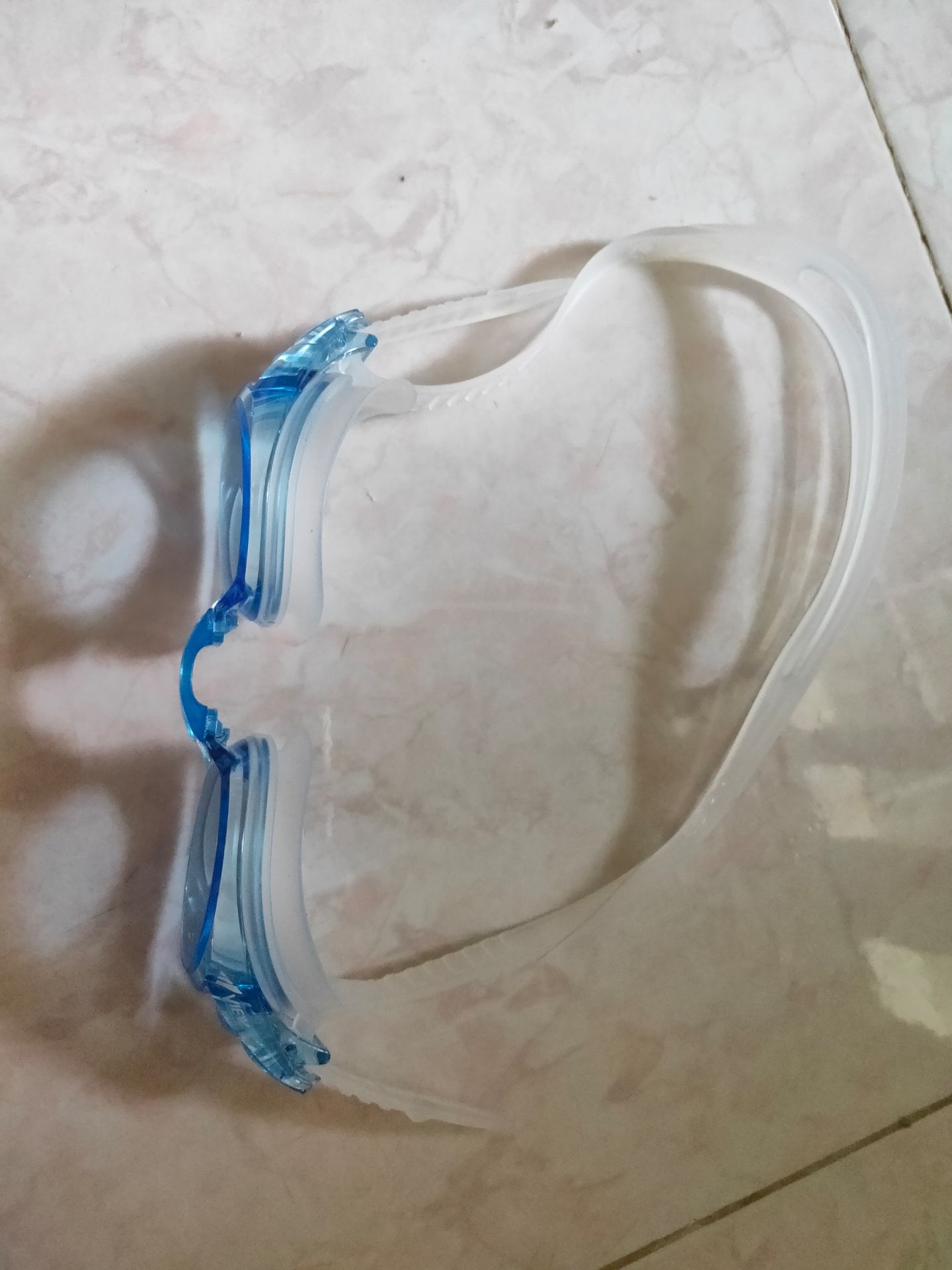 Hàng đẹp lớp đệm mắt dày phù hợp người mới tập bơi tiki thì khỏi phải bàn giao hàng nhanh mới đặt thứ 2 mà hôm sau ( thứ ba ) đã giao mà mình ở tỉnh nhé đánh giá thì mình sẽ cho 10 / 10 nhưng chưa thử với cũng chưa sử dụng lâu dài nên chưa biết nhưng mà mình nghĩ cũng xịn với chính hãng .