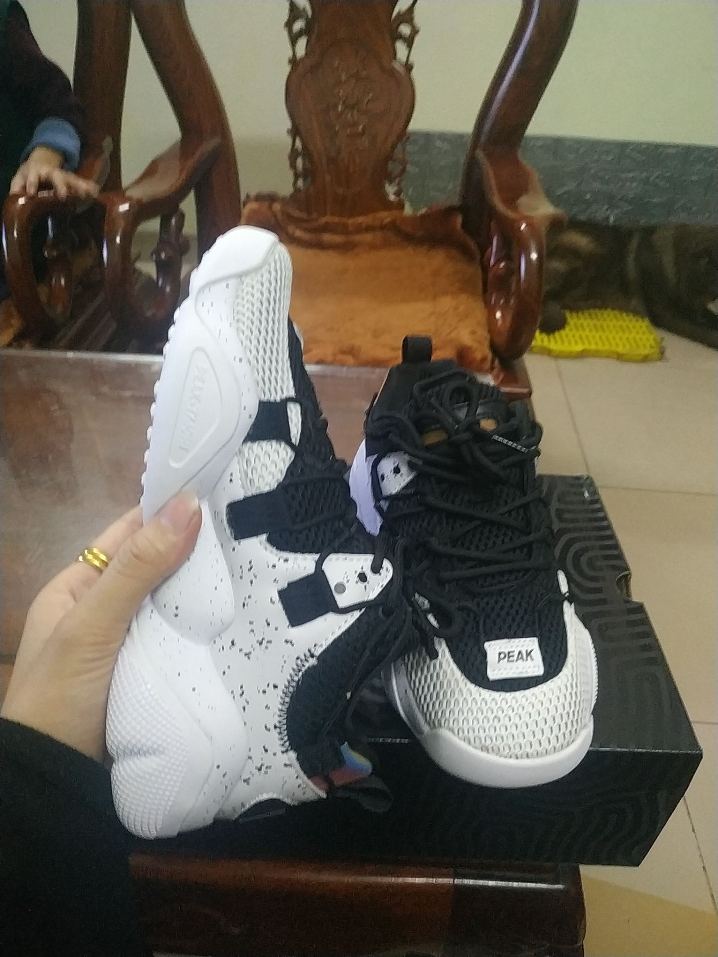 tuyệt vời giày  đi siêu êm , phối màu rất  đẹp, giao hàng nhanh, mua được giá tốt 👍👍👍 rất hài lòng về chất lượng, 10đ sẽ ghé ủng hộ shop thêm 😁😁😁