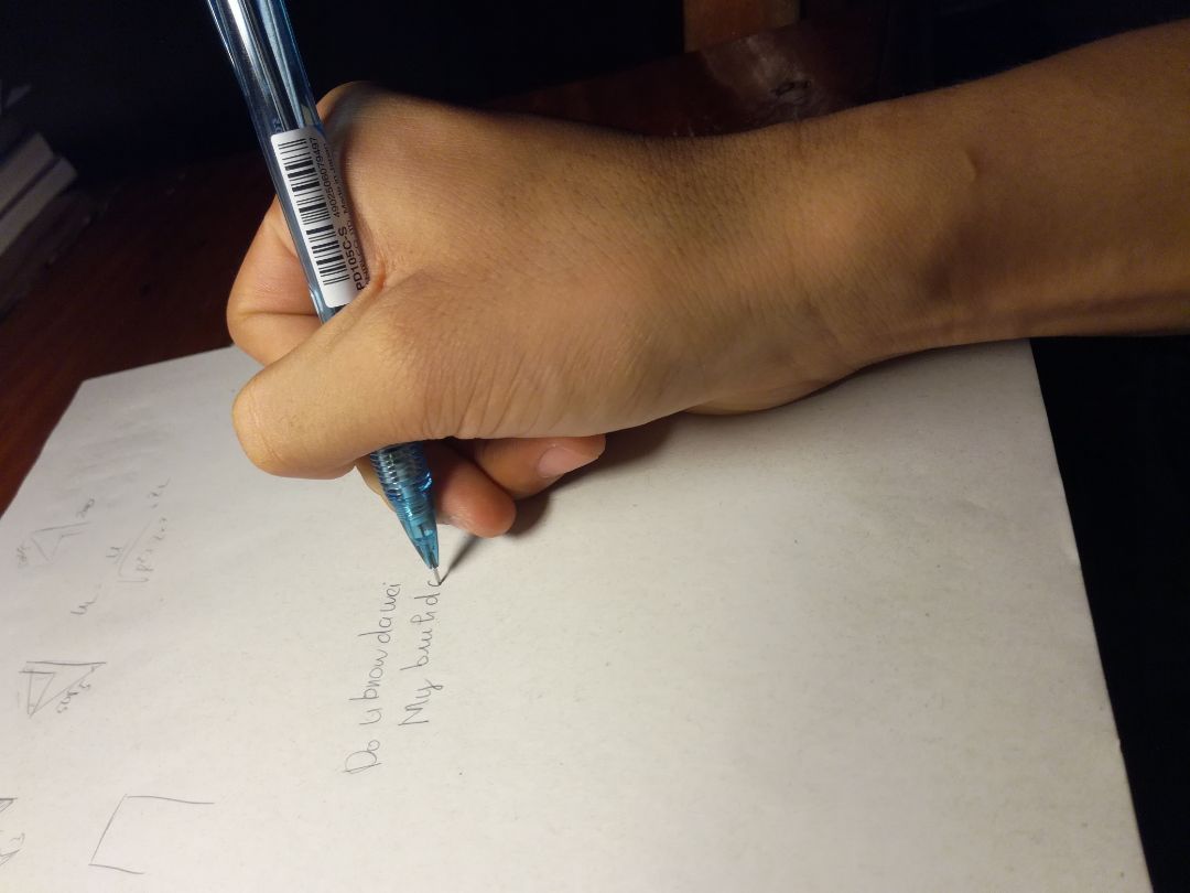 đẹp tuyệt, cầm chắc tay, ghi kèm với nòng xịn thì dù 0.5 cũng ghi rất đã, không thua gì 0.7. nhưng có lưu í là các bạn đừng mua kèm với nòng gold hay nòng gì dài hơn 65mm. khoảng bên trong bút thì đựng nhiều nòng thật, nhưng chỉ vừa đủ cho nòng ở độ dài đó, còn không sẽ vướng tẩy. để bên trong bị ướt hay dốc không thẳng thì nòng rất khó có thể lọt xuống. cơ chế bấm ở thân nó bất tiện vậy, còn khi dùng thì rất đã đẹp tuyệt, cầm chắc tay, ghi kèm với nòng xịn thì dù 0.5 cũng ghi rất đã, không thua gì 0.7. nhưng có lưu í là các bạn đừng mua kèm với nòng gold hay nòng gì dài hơn 65mm. khoảng bên trong bút thì đựng nhiều nòng thật, nhưng chỉ vừa đủ cho nòng ở độ dài đó, còn không sẽ vướng tẩy. để bên trong bị ướt hay dốc không thẳng thì nòng rất khó có thể lọt xuống. cơ chế bấm ở thân nó bất tiện vậy, còn khi dùng thì rất đã