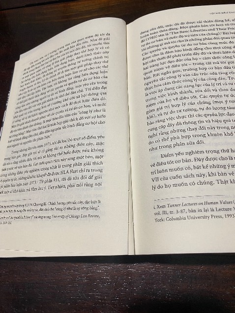 Giấy mỏng , nhìn thấy chữ mặt sau in ra trước rất khó chịu. Sách mới đọc được vài trang đã bị bung. Chất lượng in ấn, đóng sách tệ. Không nên mua.