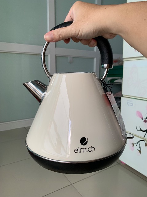 Ấm đẹp, nhẹ, thời gian nấu chỉ 4 phút 38s là sôi. Cần chờ thời gian để biết có bền không. Mua sale 6-6-2025 đuợc 666k và đuợc tặng thêm bình nuớc