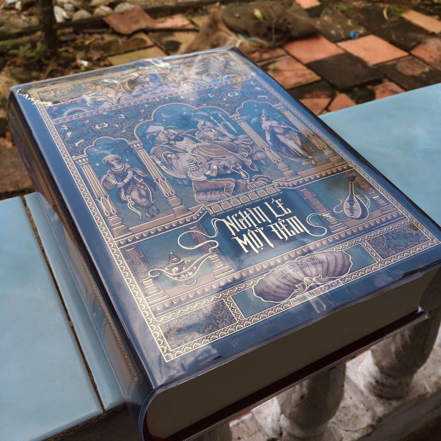 Giao hàng: nhanh, hộp va chạm nhiều nên góc bìa sách có cấn một chút, không ảnh hưởng quá nhiều.
Sách: đẹppppppppp, so với bản cũ thì thêm rất nhiều tranh minh hoạ đọc đỡ nhàm chán. Giấy loại 70gms nên hơi mỏng so với cuốn Grimm.