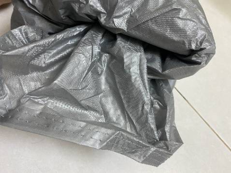 1.Tấm bạt là loại như áo mưa mỏng quá tệ, không đúng như trên hình mà shop giới thiệu trên trang bán hàng.
2. Sai kích thước của đơn hàng, đặt 2XL cho xe 7 chỗ nhưng giao tấm có kích thước chỉ phủ được xe 4 chỗ.