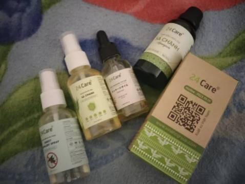 Lúc đầu ngửi thì thấy hơi hắc nma ngửi quen sẽ thấy bth, mùi bay nhanh, đuổi côn trùng khá tốt, shop còn tặng thêm một cái xịt nữa ạ, mng có thể cân nhắc nha Lúc đầu ngửi thì thấy hơi hắc nma ngửi quen sẽ thấy bth, mùi bay nhanh, đuổi côn trùng khá tốt, shop còn tặng thêm một cái xịt nữa ạ, mng có thể cân nhắc nha