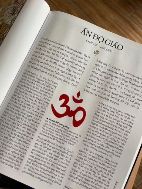 Các trang sách Bên trong bị nhăn do thấm ẩm, nhắn tin mà shop không phản hồi