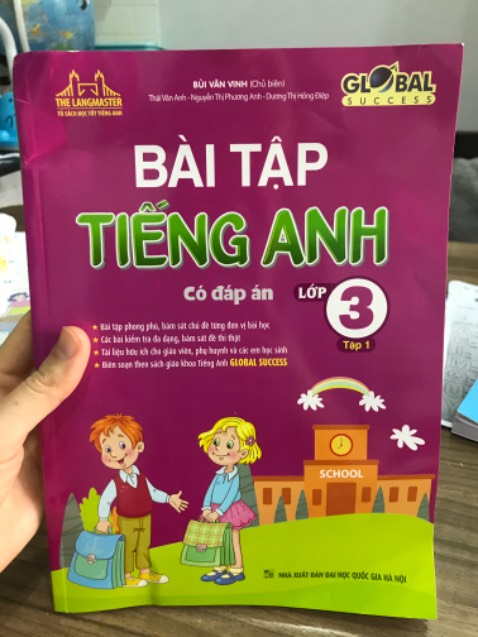 sách bị cong gẫy nhiều, lần đầu mua sách tiki bị vậy, dù đã mua cả trăm quyển. Hy vọng lần sau bọc cẩn thận hơn.