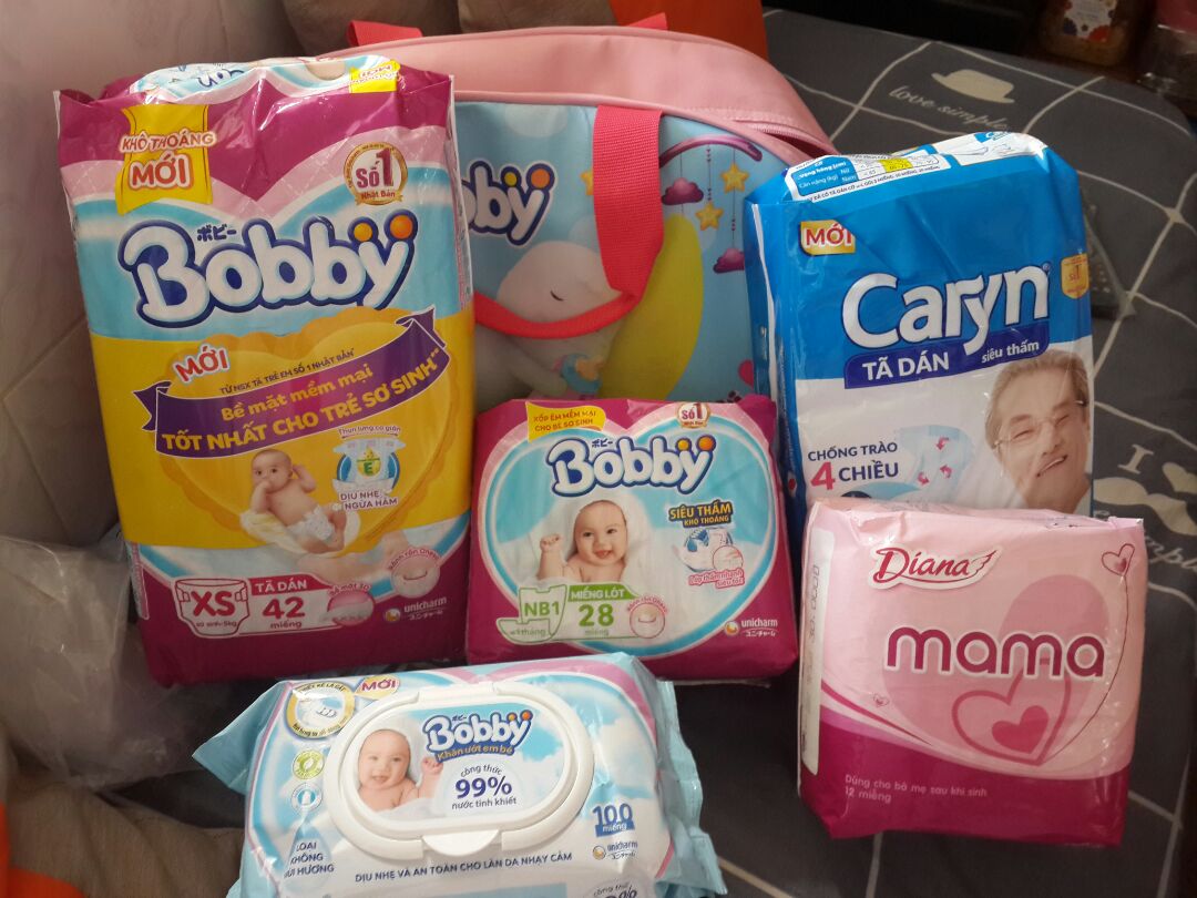 Hàng bọc cẩn thận và ưng nhất là giao hàng nhanh. Mua lúc có code nên giá ok. Mỗi điều, trước khi mua mình có hỏi thì bảo hiện tại chỉ còn màu xanh, ok vì mình sinh bé trai. Đến lúc giao thì giao màu hồng... mà thôi túi cũng xinh nên chấp nhận được