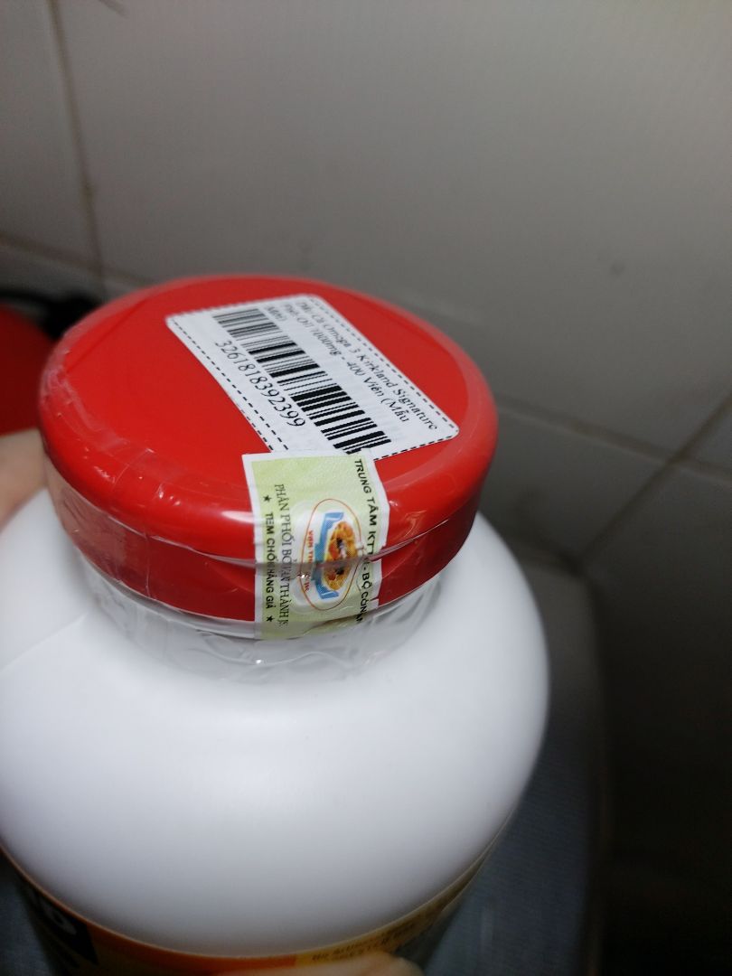 Tiki giao hàng chất lượng từ nào tới giờ nên dù chỗ khác bán rẻ hơn mình vẫn tin tưởng chọn Tiki thôi. Mình nhận hàng ngày 23.***, date tận ***, yên tâm dùng. Mình sử dụng không bị dị ứng gì cả. Bao bì nhãn mác rõ ràng, đầy đủ, đóng gói cẩn thận, viên dầu cá nguyên vẹn.  Hết mình sẽ lại ủng hộ Tiki tiếp ??