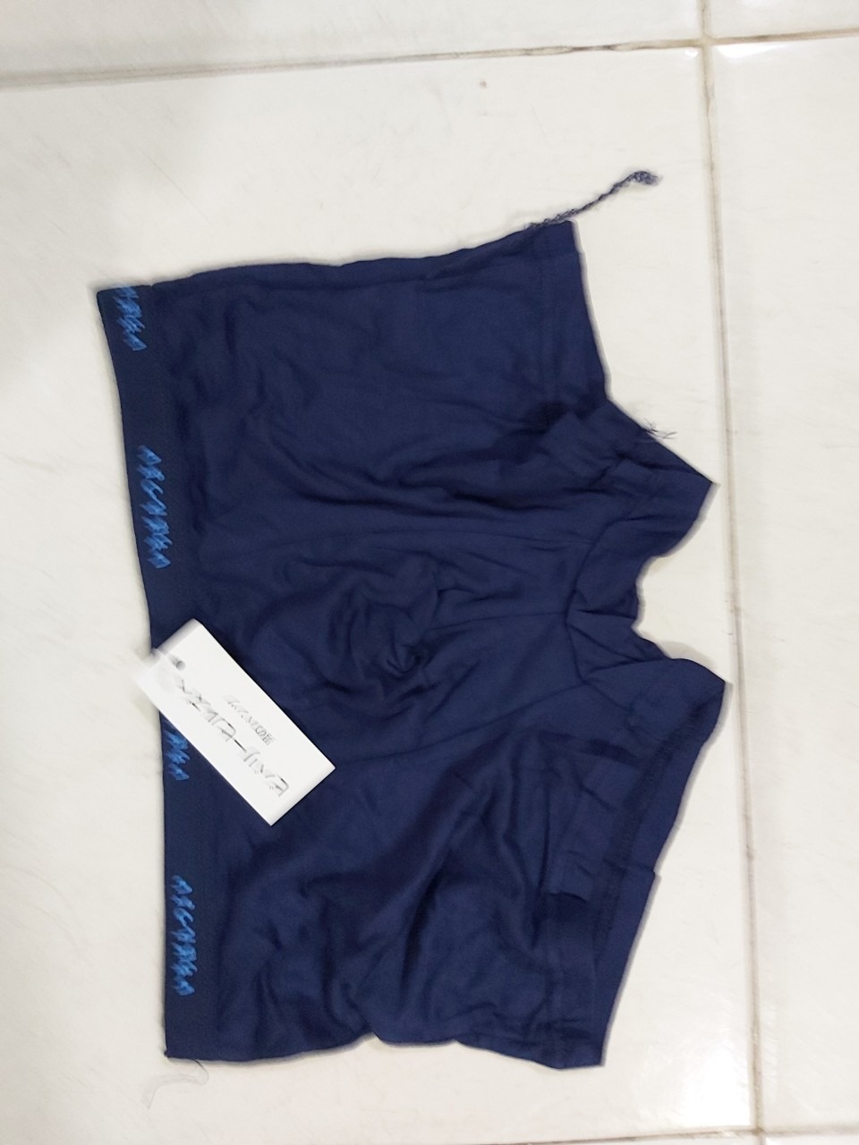 NHẬN HÀNG MỞ RA XEM GIỐNG NHƯ XUẤT XỨ LÀ HÀNG CHINA. KHÔNG GIỐNG HÀNG XUẤT KHẨU MÀ GIỐNG HÀNG CHƠ. CHỈ MAY CÒN THÒ LÒ CHƯA CẮT. KHÁCH MUA LƯU Ý. SIZE MUA LÀ L MÀ KHI NHẬN THẤY NÓ CHỈ LÀ SIZE TRẺ CON MẶC. CHỈ LÀ SIZE S