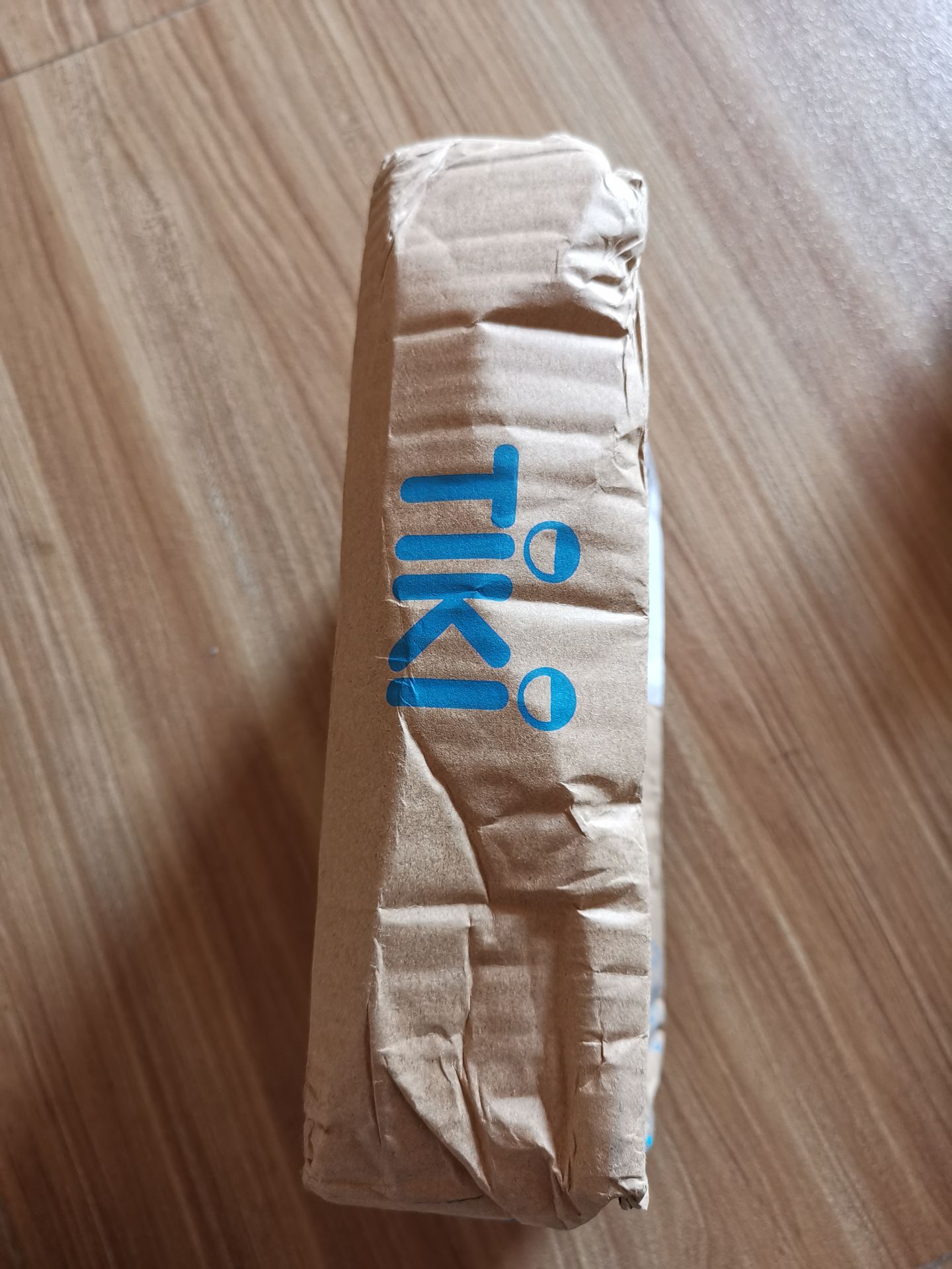 -Sách hay,
-Giấy lởm chởm như lưỡi cưa lưỡi liềm ,
-Mã k biết để làm gì nhưng k cào đc
-Bọc sơ sài nên nát hết mép sách, mình thấy có một số bên họ quấn bìa hoặc chống sốc bên ngoài.