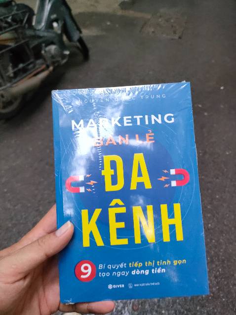 Sách in chất lượng tốt nội dung ở mức cơ bản, dễ hiểu, chi phí hơi cao. Dịch vụ tiki tốt