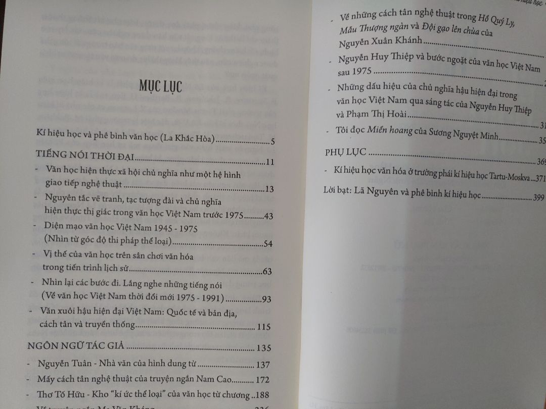 Một cuốn sách thú vị và có thể gây ra sự khó hiểu cho một số độc giả không quen lối hành văn có nhiều kĩ thuật. Cách trình bày nội dung có phương pháp khoa học rõ ràng hơn một số tác phẩm phê bình văn học khác.
