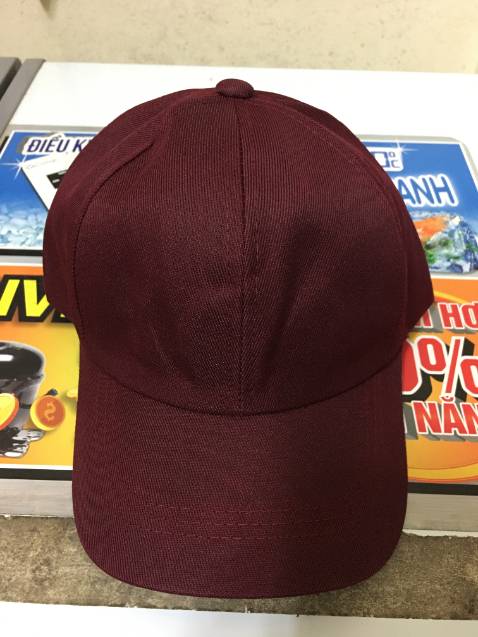Lần trước mình mua cái xanh thấy okie nên mua tiếp màu đỏ. Dáng mũ k đẹp lắm nhưng được cái đội dễ chịu. Phía sau gáy là dán nha các bạn, phần nới mũ ấy. Mình giặt mũ chung với đồ màu đen nên k rõ mũ có bị ra màu hay không.