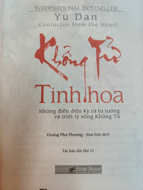 Hình thức: sách mới có kèm bookmark, không còn seal. Sách của First News gần đây đều cho in có thêm 1 màu nhìn khá nổi bật. Văn phong dịch tương đối nuột, ít lỗi chính tả. Nội dung: những tư tưởng, lời dạy quen thuộc của Khổng tử được Yu Dan lồng ghép vào thực tế cuộc sống hàng ngày (chủ yếu ở TQ), trong hướng xử trí tổng hòa giữa các mối quan hệ anh em, bạn bè, gia đình & xã hội. Ngoài các ví dụ dẫn chứng chủ yếu từ Luận Ngữ, tác giả cũng phối hợp tinh nhuần những điển tích Thiền ngữ cũng như từ các triết gia, thi nhân nổi tiếng khác của Trung Hoa. Nhìn chung là một tập sách mỏng khá thú vị, sẽ đọc tiếp phần 2 "Khổng tử tâm đắc" để có cái nhìn đầy đủ hơn về những tinh túy trong tư tưởng & triết lý sống của một bậc thánh hiền.