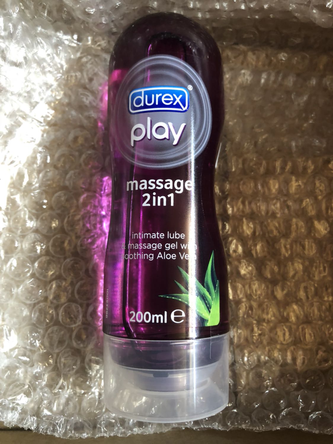 Tôi rất hài lòng về Tiki lên đơn hàng nhanh chóng, đóng hộp ko ghi tên sản phẩm chỉ ghi tên người nhận, địa chỉ nhận nhàm giúp người mua yên tâm kín đáo tế nhị... Tiki còn cẩn thận đóng gói thêm màng xốp hơi để sản phẩm không bị xốc mạnh khi vận chuyển. Tôi đã từng mua nhiều sản phẩm của Tiki phân phối đều rất hài lòng, không có vấn đề gì. Còn về k có tem nghiêm phong chai gel bôi trơn vì mình có lên các siêu thị, nhà thuốc... có bán chai gel bôi trơn Durex đều chỉ có miếng dán keo như hình này có nắp chai Durex thôi. Mọi người không phải lo lắng nhiều. Tôi mua đúng dịp Tiki khuyến mãi giảm giá ngày hội sinh nhật 9 tuổi của Tiki. Lần sau tôi nhất định mua thêm bên Tiki. Cảm ơn Tiki đã hỗ trợ và giao hàng nhanh...