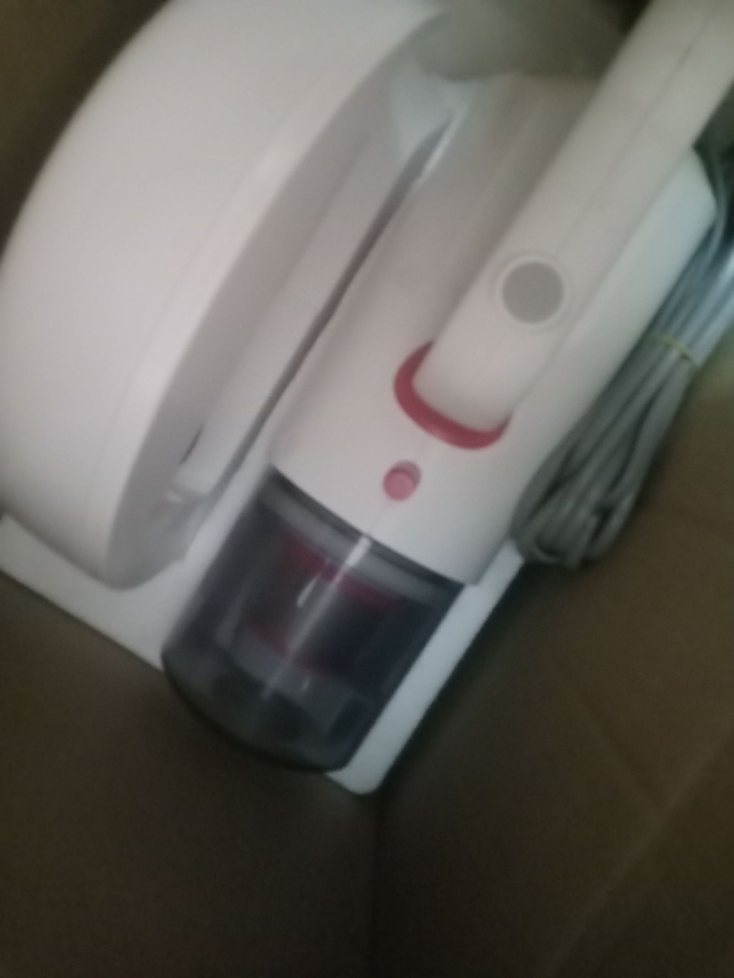 sản phẩm đẹp hút khá mạnh và sạch giao hàng nhanh shipper rất nhiệt tình giới thiệu đầy đủ. Là hàng của *** nên bảo hành yên tâm 🥰