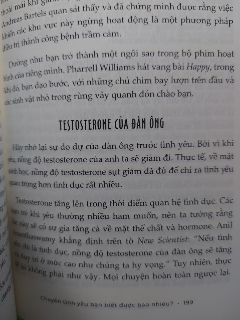 Quyển này nói về tâm sinh lý của cả đàn ông và phụ nữ trong tình yêu, chỉ cách phụ nữ nên ứng xử như thế nào để có thể dẫn dắt tình yêu đi đúng hướng...
Trong đó gồm có việc không quá chủ động và tốt nhất nên trì hoãn tình dục, thời gian trì hoãn tình dục càng lâu thì mối quan hệ sẽ càng hạnh phúc hơn...
 Sách cũng khuyên phụ nữ nên sống lí trí và biết cách kiểm soát tốt cảm xúc, mạnh dạn dứt bỏ những người đàn ông không xứng đáng, hãy tập trung cho bản thân, yêu bản thân nhiều hơn, rồi sẽ có nhiều người đàn ông đến với bạn.
Quyển này khá giống với những điều trong The Rules tuy nhiên nó được giải thích rõ ràng và khách quan hơn, không cứng ngắt như The Rules.
Mình khuyên các bạn nữ nên đọc, rất hữu ích!!! Quyển này nói về tâm sinh lý của cả đàn ông và phụ nữ trong tình yêu, chỉ cách phụ nữ nên ứng xử như thế nào để có thể dẫn dắt tình yêu đi đúng hướng...
Trong đó gồm có việc không quá chủ động và tốt nhất nên trì hoãn tình dục, thời gian trì hoãn tình dục càng lâu thì mối quan hệ sẽ càng hạnh phúc hơn...
 Sách cũng khuyên phụ nữ nên sống lí trí và biết cách kiểm soát tốt cảm xúc, mạnh dạn dứt bỏ những người đàn ông không xứng đáng, hãy tập trung cho bản thân, yêu bản thân nhiều hơn, rồi sẽ có nhiều người đàn ông đến với bạn.
Quyển này khá giống với những điều trong The Rules tuy nhiên nó được giải thích rõ ràng và khách quan hơn, không cứng ngắt như The Rules.
Mình khuyên các bạn nữ nên đọc, rất hữu ích!!!