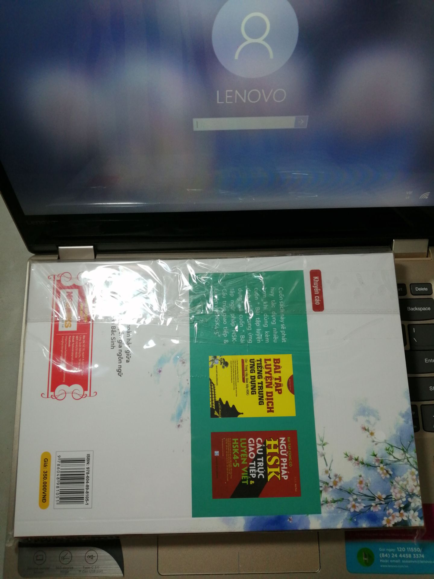 Về phần ngoại quan thì sách được đóng gói rất cẩn thận bằng bọc nilon bên trong (tránh bị ướt) nên mình rất rất hài lòng về điểm này. Giấy in màu rõ ràng, ko bị lỗi. Nội dung thì miễn bàn vì mình đã xem review e này rất kỹ trước khi mua. Cầm sách trên tay cảm thấy rất có giá trị ko uổng công ngày đêm chờ đợi ẻm về ?? 非常好！