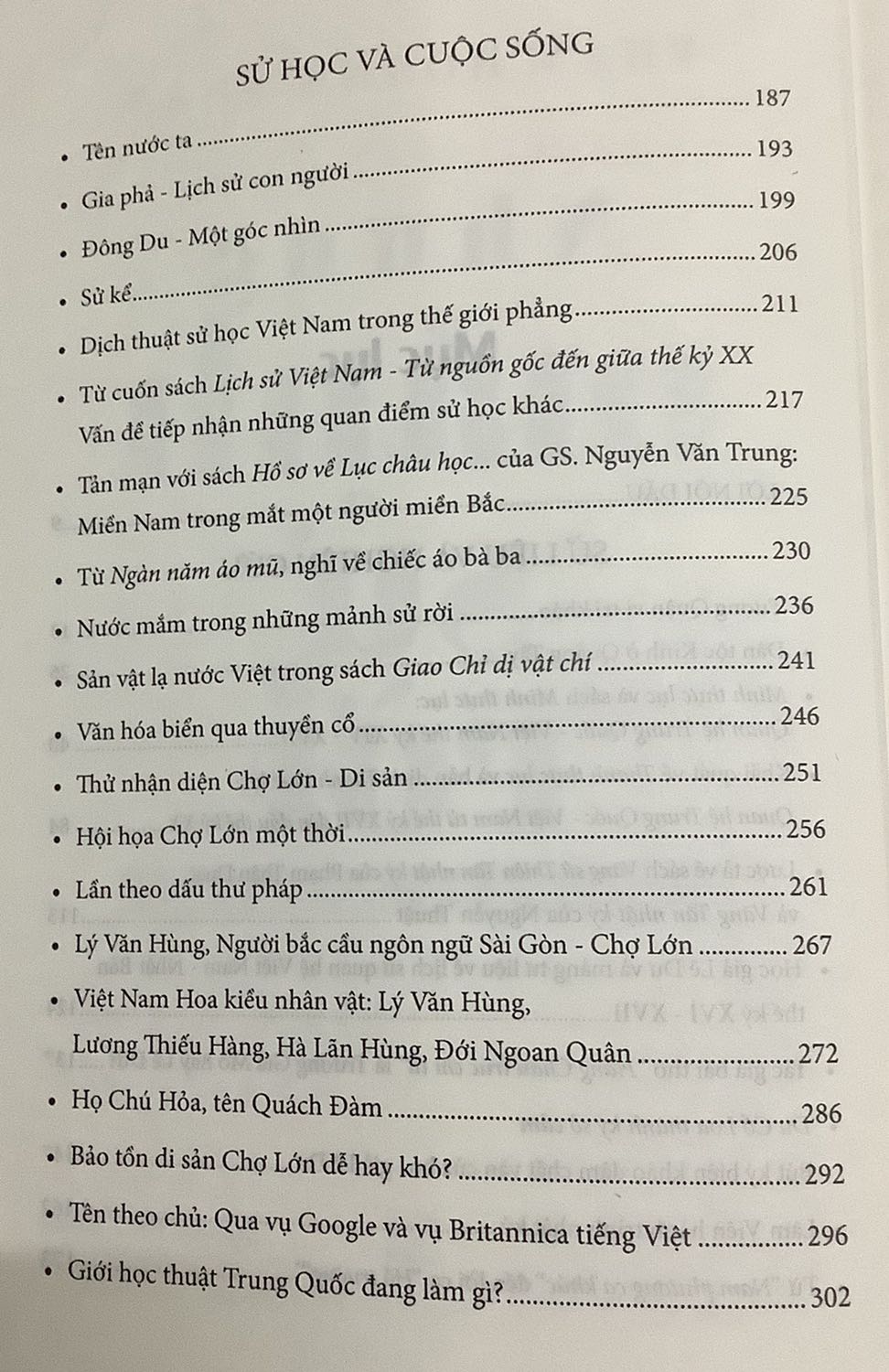 Nội dung sách có nhiều điểm đáng chú ý, khá lạ với những người không chuyển về lịch sử nhưng đã có một vốn nhất định về lịch sử. Sách có vẻ được viết theo lối tư duy của trí thức miền Nam nên khá dễ hiểu, ko quá nặng tính hàn lâm như sách của trí thức miền Bắc và miền Trung viết.
Giao hàng đúng hạn. Chất lượng in và bookcare không có gì đáng phàn nàn.
