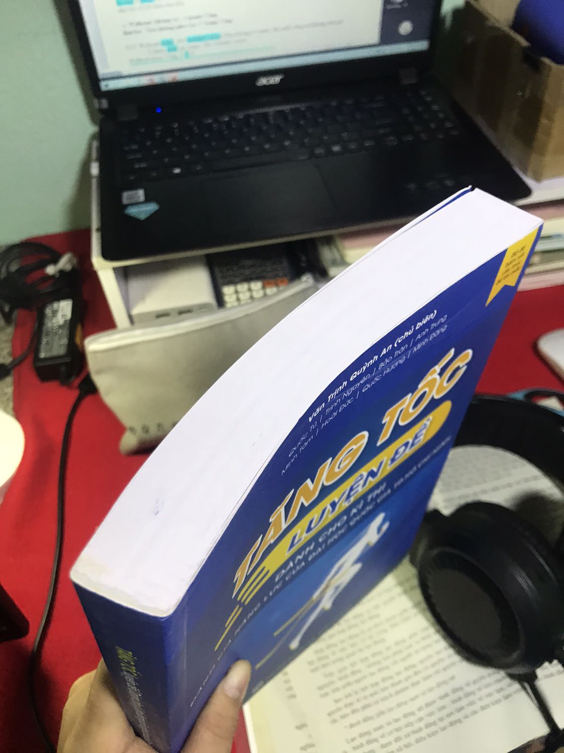 Giao 2 ngày là mình nhận được rồi! Sách dày, giấy ổn với mực in nhìn rõ nét lắm! Cầm rất là chắc tay nha, sách to nhìn đẹp lắm! Mình rất ưng cuốn sách này, mong là được kết quả cao trong kì thi sắp tới! Mọi người cũng thi tốt nhé!