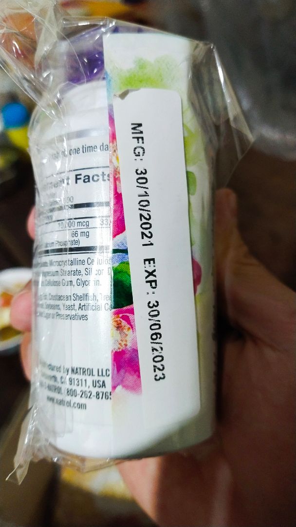 Sản phẩm nhìn bên ngoài khá ổn, Shop đóng gói cẩn thận. Có kèm card cảm ơn... Nhìn chung sp còn mới, tem nhãn đầy đủ. hạn 7/2023. Hi vọng chất lượng và chính hãng.