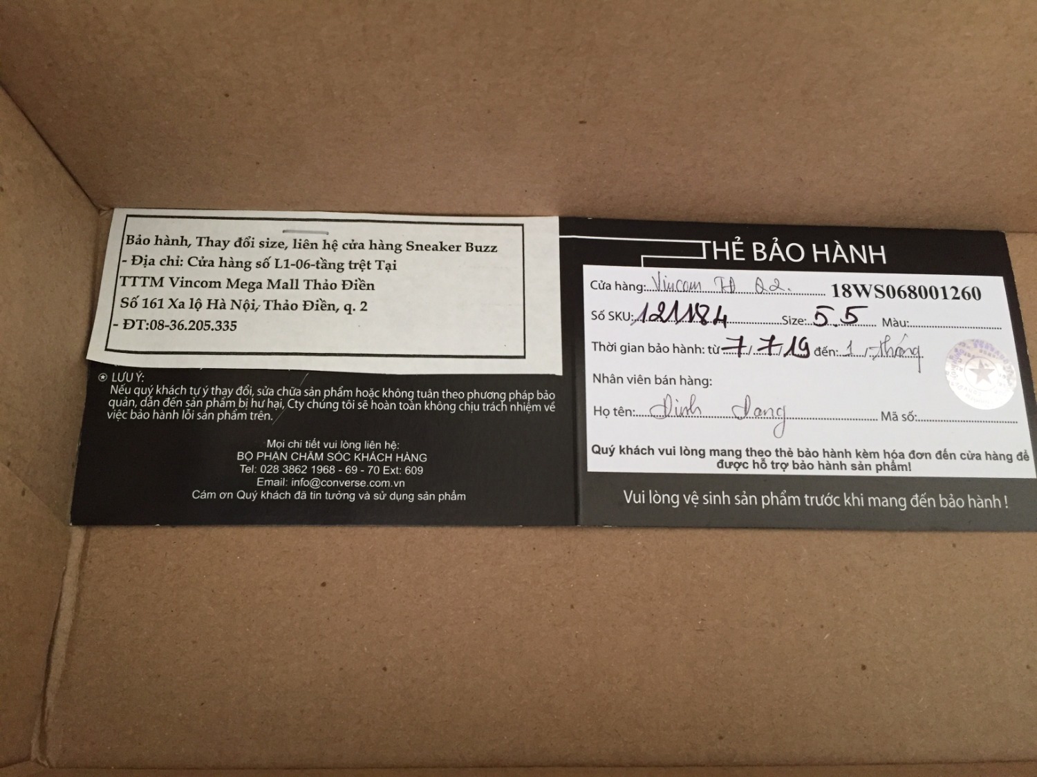 Giày sạch, đẹp, mang vừa vặn, khá thoải mái. Chưa rõ chất lượng có bền không vì mới mua. Được tặng thêm 2 túi vải và 1 đôi vớ, có phiếu bảo hành. Đóng gói chắc chắn, giao hàng đúng hẹn.