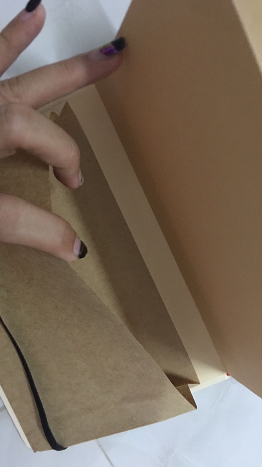 Sổ hơi nhỏ so với suy nghĩ của mình, nhưng nhìn chung rất đáng giá tiền, bạn nào thích viết sổ tay hay take note thì đây là lựa chọn không tồi luôn á, sổ có 3 loại giấy, nhỏ gọn, dễ mang đi mà chữ in trên sổ cũng rất xịn sò luôn nè ! Đằng sau còn có cái túi nhỏ nhìn cưng lắm :))