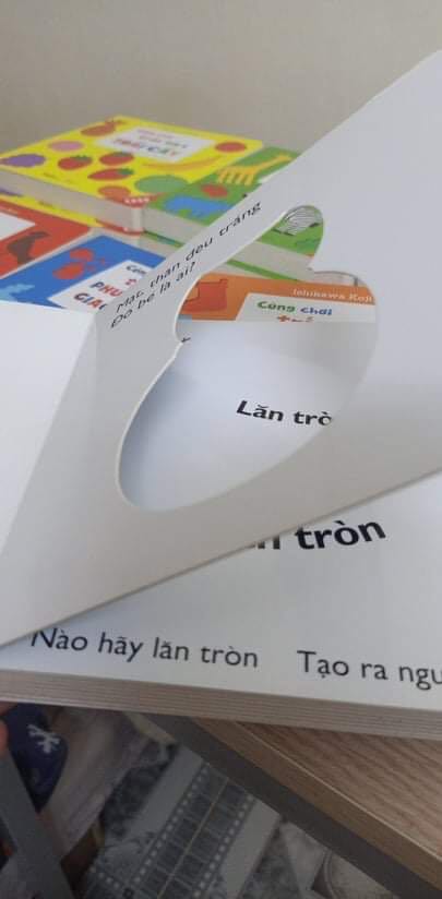 Trang đầu của sách bị đục lỗ sẵn rồi, ko có miếng ghép. Mình muốn đổi lại sách mới