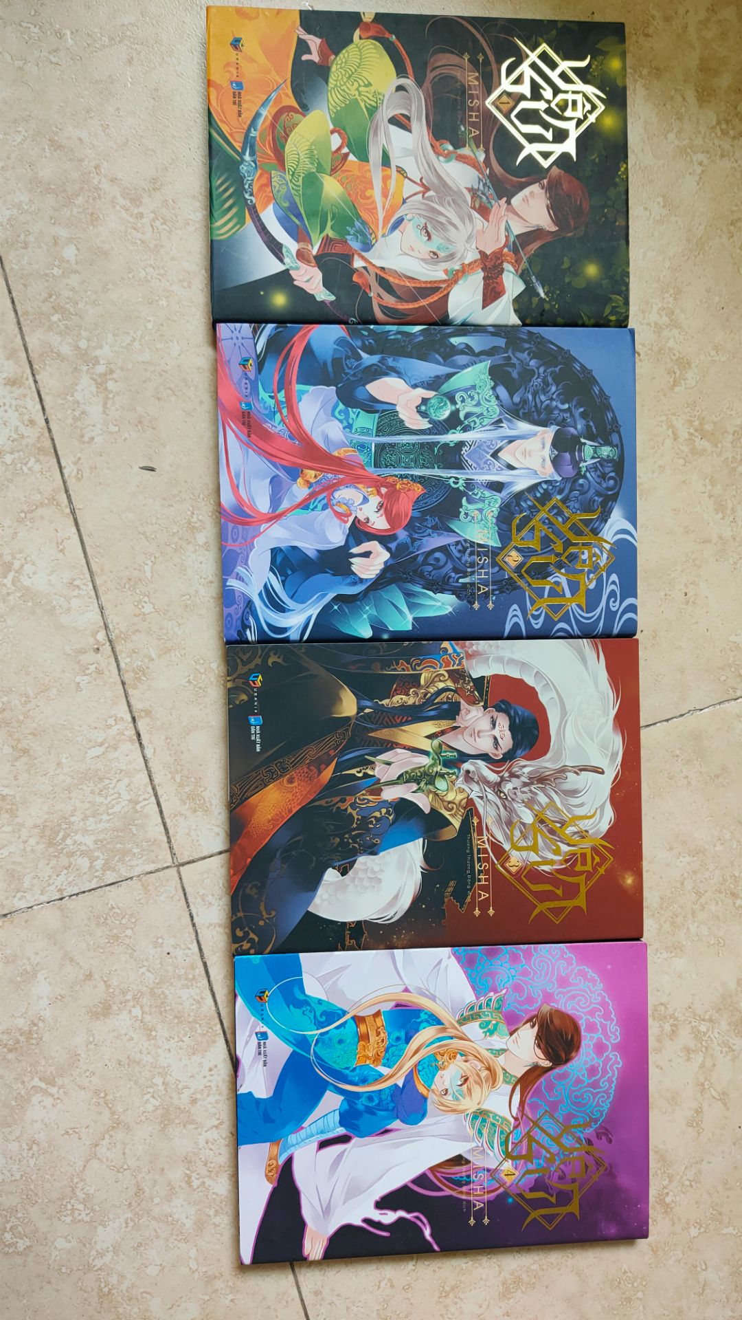 Về sản phẩm: nét vẽ đẹp, có sự lả lướt, cũng đậm nét mạnh mẽ cần thiết cho mỗi nhân vật nên dàn nhân vật chính toàn nam không cứng, vẫn có mềm mại đảm bảo cho sự hấp dẫn thị giác ở người đọc.
Nội dung hay, tác giả phóng tác từ truyền thuyết rất cũ, rất quen mà vẫn tạo nên sự mới mẻ mà lại lôi cuốn khiến tôi phải đọc liền cả 4 cuốn trong ngày nghỉ cuối tuần để xem câu chuyện tiến triển thế nào.
Về Tiki thì việc đóng gói, giao hàng tôi rất hài lòng qua nhiều lần đặt hàng, nhanh, gọn, đẹp.