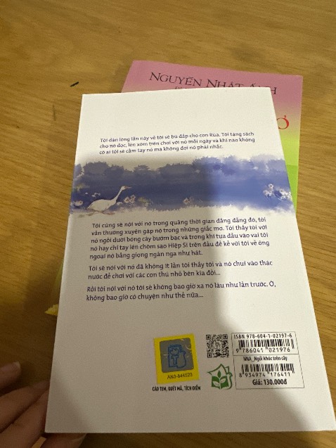 Đọc cuốn sách này sẽ có 3 luồng suy nghĩ:
1. Sách này không cho trẻ con, vì sách này có miêu tả về cảm xúc yêu của chàng trai 18 tuổi và cô bé 14 tuổi
2. Truyện vẽ nên hình ảnh cổ tích, thơ mộng của khu rừng phía sau thác nước. Như là phép màu. Đọc truyện mà cảm nhận được cái màu xanh mơn mởn của rừng, cái không khí trong lành sảng khoái của rừng, tiếng chim hót, tiếng kháo nhau của vượn, tiếng kêu của sóc,sự dịu dàng nũng nịu của chú nai con
3. Truyện miêu tả về tình cảm giữa anh chị em họ hàng rất gần gũi, cô bác rất thương cháu, không tính toán thiệt hơn, cuộc sống không xoay quanh vật chất