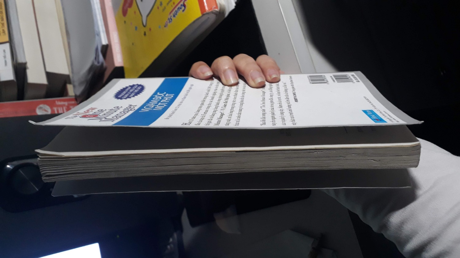 Tôi mới nhận hàng ngày hôm nay, mở ra thì tá hỏa vì trước giờ mua sách cứ yên tâm chất lượng chứ ai *** gạt bao giờ. Mở ra, không bọc sách, trang sách thì ố vàng có vài chỗ bẩn, bìa sách thì ôi thôi khỏi nói. Tất cả kết luận đây là 1 cuốn sách cũ thế mà Tiki đem đi bán lại. Rất THẤT VỌNG.