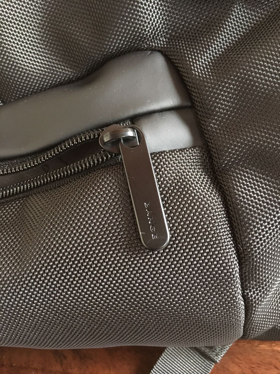 Rất tuyệt , vải dày, cảm giác cứng cáp, thiết kế thích nhất là có quai đeo trên vai, thay thế dc balo, khoá kéo lớn, cảm giác chắc chắn, nhiều ngăn bên trong.