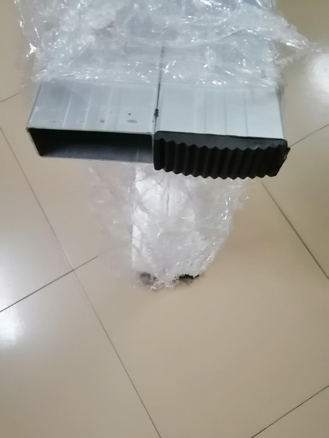 Sản phẩm như hình ảnh và mô tả, mình rất ưng ý. Sau khi nhận mình phát hiện thiếu 1 chân đế và đã liên hệ lại để phản ánh với nhân viên của Tiki, nhân viên của Tiki đã liên hệ với nhà bán hàng, mấy ngày sau nhà bán hàng đã chuyển lại cho mình cái chân đế bị thiếu. Xin cám ơn Tiki và nhà bán hàng đã làm việc rất có trách nhiệm. Mong các bạn cứ thế phát huy sẽ tăng được uy tín của công ty các bạn.