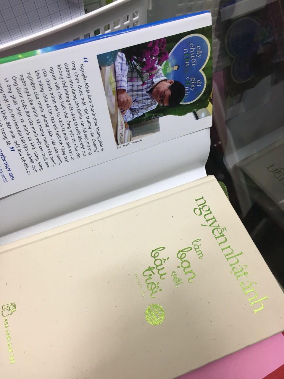 Sách hay và xinh thật sự, mình mua chỉ có 69k thôi, ưng lắm. Câu chuyện mang đến một cái nhìn ngây thơ, yêu đời của cậu bé Tèo. Hay lắm, đọc xong nhận ra cuộc đời dù vẫn còn nhiều khó khăn nhưng trong cái khó khăn đó lại có những điều may mắn giúp ta yêu cuộc đời hơn. Có nhiều chi tiết rất dễ thương và hồn nhiên làm mình tự cười tỉm tỉm luôn á. Chất giấy xin mà phông chữ dễ đọc. Nói chung là tuyệt ?