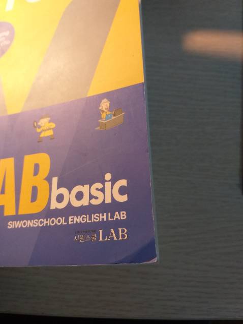 Sách bị dập góc và quăn trang, cứ như bị đọc rồi vậy. Nội dung tạm ổn, chữ in nhỏ nên hơi khó đọc.