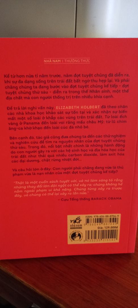 Sách rất hay.
Nội dung cuốn sách đang cảnh báo về sự tuyệt chủng của một số loài vật từ quá khứ đến hiện tại. Sách cũng kể lại nhận thức của con người về quá trình hình thành và nguồn gốc của loại vật qua quan điểm của các nhà khoa học người Anh, Pháp từ thế kỷ 17. Qua đó chúng ta cũng biết rằng, Darwin người đưa ra học thuyết tiến hóa, viết quyển sách về nguồn gốc của muôn loài cũng là kế thừa, tiếp thu những quan điểm của những nhà nghiên cứu trước đó.