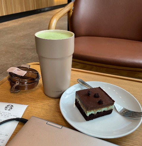 Yêu từ cái nhìn đầu tiên. Màu đẹp. Giữ nhiệt tốt.