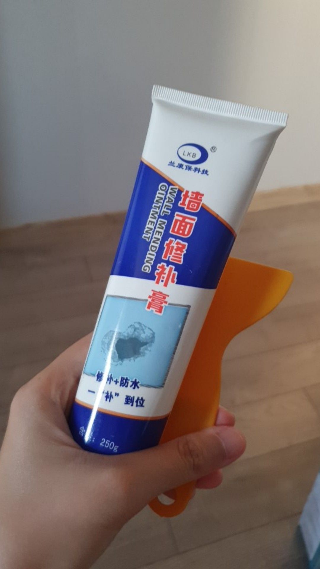 keo sơn đặc dẻo, vá tường dễ nhanh, gọn, mùa này ẩm khô hơi lâu nhưng thế là quá oke r ạ