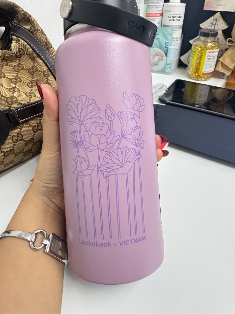 Màu xinh xuất sắc. Mua live Tiki giá còn nửa