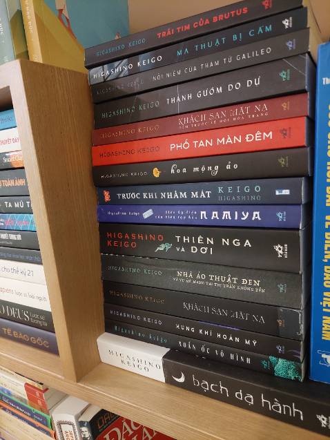 Đặc điểm của vụ án này là từ nạn nhân, thủ phạm và động cơ chỉ là tuyến phụ. Không phải nhờ thiên tài Yukawa, những phán đoán logic của cảnh sát là cơ sở để tìm ra hung thủ cũng như bản chất của những sự việc bí ẩn.